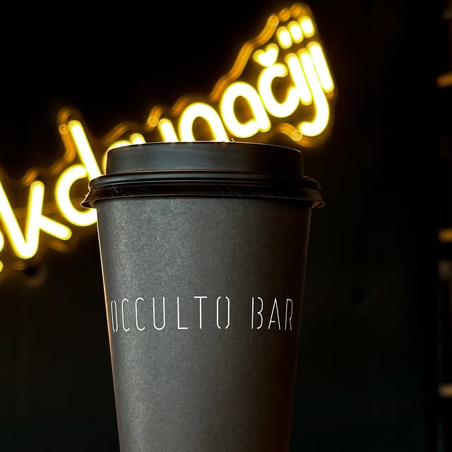 Occulto Bar kava i svjetleći natpis