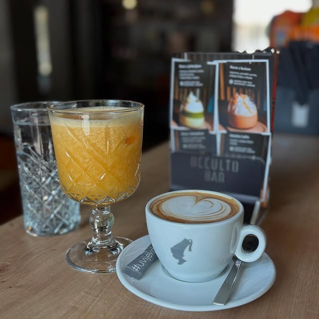 Occulto Bar kava i koktel na stolu